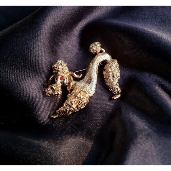 Vintage MONET 1970s Signed Poodle Dog Gold Red Eyes Animal Brooch - Picture 4 of 6